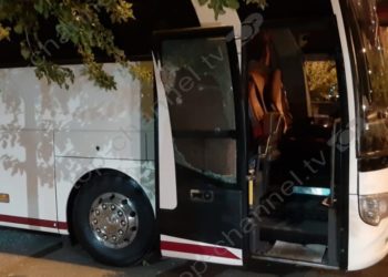 Sulmohet me armë një autobus me turistë në qendër të Athinës