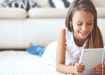 Fëmijët kalojnë 61 ditë në vit në internet, flasin me të panjohur në rrjetet sociale