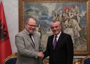“Lobojmë në Bundestag për një ‘PO’ për Shqipërinë në BE”, mesazhi i zyrtarit gjerman për kryeparlamentarin Ruçi