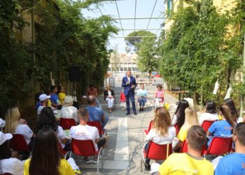 Klosi: Reduktim në masën 100% të qeseve plastike deri në fund të 2020-s