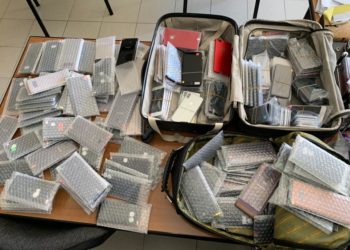 FOTO/ Nga Stambolli në Tiranë me “iphone” dhe “Samsung” me vete, kapen 184 celularë kontrabandë në Rinas