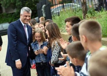 “Për shumë nxënës fillon një rrugëtim i rëndësishëm”, mesazhi i Thaçit në ditën e parë të shkollës në Kosovë