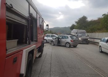 Përgjaken rrugët në Elbasan, katër të vdekur nga një aksident masiv