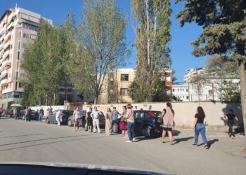 “Më i forti në 30 vite”/ Mediat e huaja pasqyrojnë tërmetin në Shqipëri: Njerëz që vrapojnë dhe makina të mbuluara nga tullat