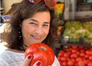 “Unë jam Elsa”/ Me domate në dorë, ambasadorja e re e Suedisë si një “shqiptare” e vërtetë