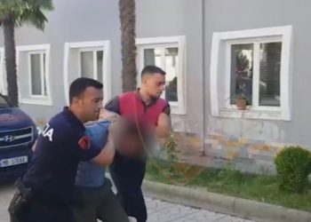 Drogë, euro, dollarë dhe paund të fshehura në makinë, pranga dy të rinjve në Korçë