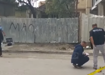 FOTO/ Heronjtë e Kavajës, momenti kur dy persona ndalojnë autorin e plagosjes me kallashnikov në dorë