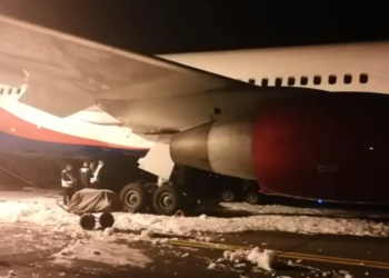 Avioni me 344 persona në bord përfshihet nga flakët dhe bën ulje të detyruar, plagosen 49 pasagjerë