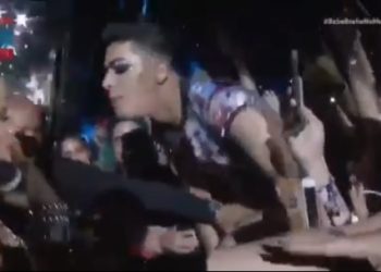 Brazil/Bebe Rexha merr në skenë fansin “e çmendur” që nuk iu nda edhe pas ndërhyrjes së sigurimit