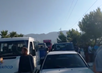 Protestuan se ushtria nuk po i lejonte të kalonin në Pashaliman/ E vërteta e bizneseve që kërkojnë të hyjnë e dalin në bazën ushtarake