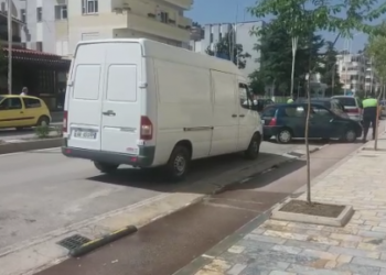 Motori përplas gruan pasi doli nga marketi në Berat, përfundon dhe vetë në spital