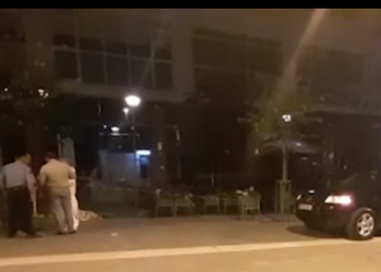 Tronditet Librazhdi, burri ther me thikë bashkëshorten dhe hidhet nga kati i katërt i pallatit