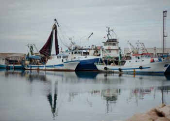 FOTO / Moti i keq fundos dragaminën në portin e Shëngjinit