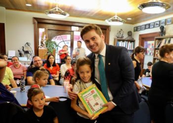 Cakaj u dhuron abetare dhe libra në gjuhën shqipe fëmijëve shqiptarë në Nju Jork