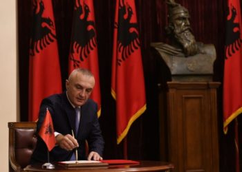 A do ta mbajë Ilir Meta fjalën, a do të japë dorëheqjen? ‘Venecia’: Presidenti ka shkelur Kushtetutën!