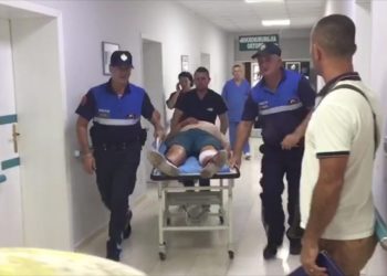 Njëri prej të plagosurve në Fier dërgohet për mjekim në Tiranë, shoqërohet nga policia