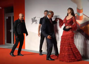 FOTO / Monica Bellucci, sexy! Por provokon një incident me fustanin