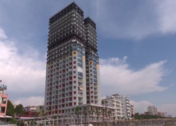 28 kate mbi rërë/ Si i mbijetoi lëkundjeve të tërmetit pallati skandaloz në Durrës