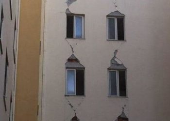 FOTO/ Tërmeti i 21 shtatorit, 82 banesave dhe një pallati në Durrës i vendoset shiriti, janë jashtë përdorimit