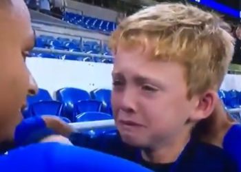 Lotët e këtij tifozi çmendin rrjetin, ja se çfarë ndodhi në stadium (VIDEO)
