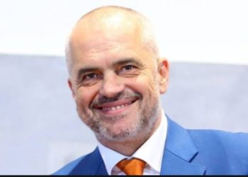 I buzëqeshur duke përkëdhelur fëmijët, Rama publikon foton e ditës