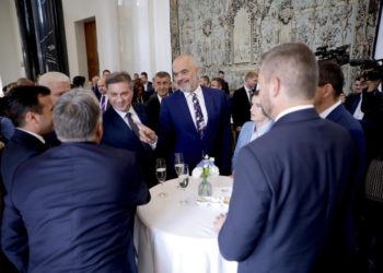 FOTO/ Rama nuk heq dorë nga look-u i tij, ja veshja e kryeministrit në takimin e V4 në Pragë