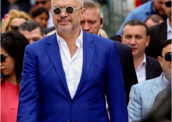 FOTO/ Rama di si të tërheqë vëmendje, ja si duket kryeministri me look-un e ri