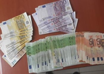 Korçë/ 54-vjeçari mbahej nën vëzhgim nga policia, gjatë ndalimit i sekuestrohet pistoletë dhe 40 mijë euro