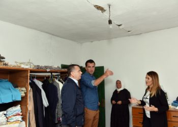 Mazrek/Veliaj dhe Balla vizitojnë familjen e prekur nga tërmeti(Fotot e dëmtimit)