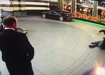 (VIDEO) Endacaku rrihet pa mëshirë nga roja i hotelit luksoz