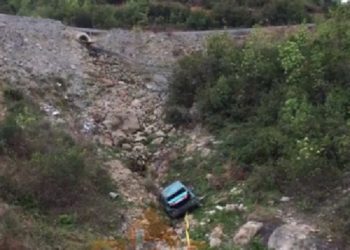 Makina del nga rruga dhe përfundon në greminë, 1 i vdekur dhe 2 të plagosur në Krujë