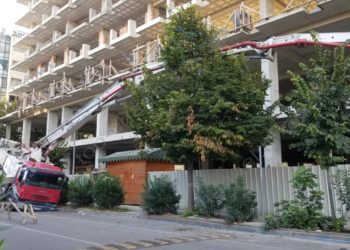 Goditet nga krahu i betonieres e rrëzohet nga pallati 49-vjeçari në Durrës