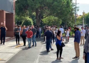 VIDEO/ Momenti kur stafi i televizionit turk largohen nga zyrat të trembur nga tërmeti