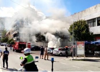 FOTO/ Një makinë përfshihet nga flakët në mes të Gjirokastrës, panik tek qytetarët
