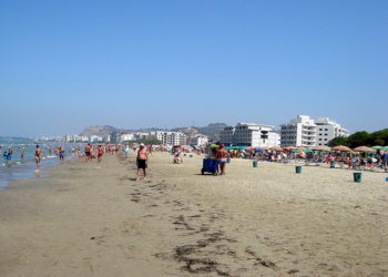 Futet në det për t’u larë në Golem, turistja çeke humb jetën nga ataku kardiak