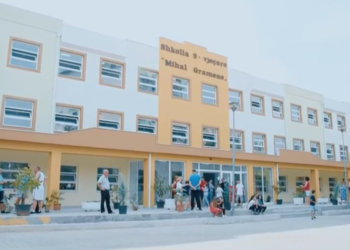 VIDEO/ “Ju ishit si anije, sipër mësim, poshtë ujë”, Rama te “Mihal Grameno”: Deri më 2021 të gjithë librat falas, por…