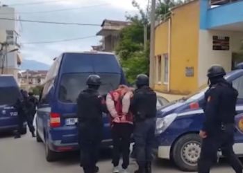 “LIMIT”/ Biseda mes kreut të grupit dhe njërit prej trafikantëve: Emo qukapiku babit. Ku hy unë nuk hy as drita