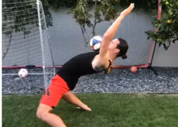 VIDEO/ Ibrahimovic e sfidon botën sërish, nga “tapa e shishes” te “Matrix Challenge”