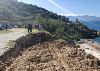 FOTO/ IKMT aksion në Radhimë për prishjen e 100 objekteve, kundërshtojnë pronarët: Na njihni me projektin