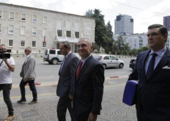 “Nuk jam për spektakël”, Meta shkon drejt Kuvendit në këmbë, ja kush e shoqëron