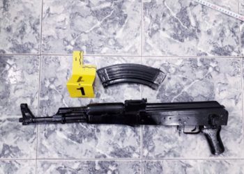 E denoncuan qytetarët/ Pranga kamzaliut, mbante kallashnikov në gomisteri