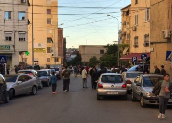 VIDEO/ Pronarët e hoteleve rrihen me shkopinj në Sarandë, polici bën sehir