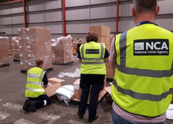 FOTO/ Kapet rekord droge në Britani, policia sekuestron 1.3 ton heroinë të fshehur në peshqirë e rroba banjo