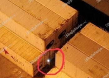 Kontejnerët e bananeve ngelen ‘jetimë’ në Port. Kush është biznesmeni misterioz