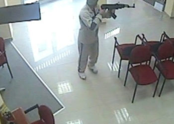 VIDEO/ Grabitet një bankë në Kosovë, qytetarët të tmerruar, autorët qëllojnë me armë zjarri mbi policinë