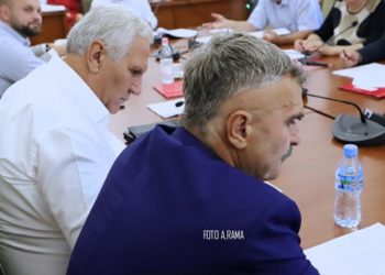 Kujtim Gjuzi me “look” të ri, i çudit kolegët me qethjen