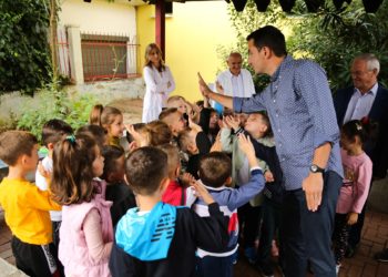 Veliaj inspekton rifillimin e mësimit në shkollën “Alush Bardhi”: Po monitorojmë situatën në Bovillë, jemi në krye të punëve