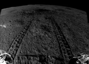 Roboti kinez zbulon diçka të pazakontë në Hënë, xhelatinë e shndritshme në një krater
