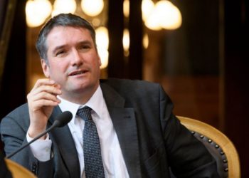 Zvicër/Një histori e bukur nga politika, i la të gjitha për festën e maturës së vajzës së tij