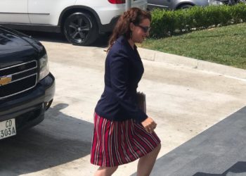 FOTOT nga paparazzi/ Përfaqësuesja e lartë e SHBA në Tiranë, siç nuk e keni parë kurrë